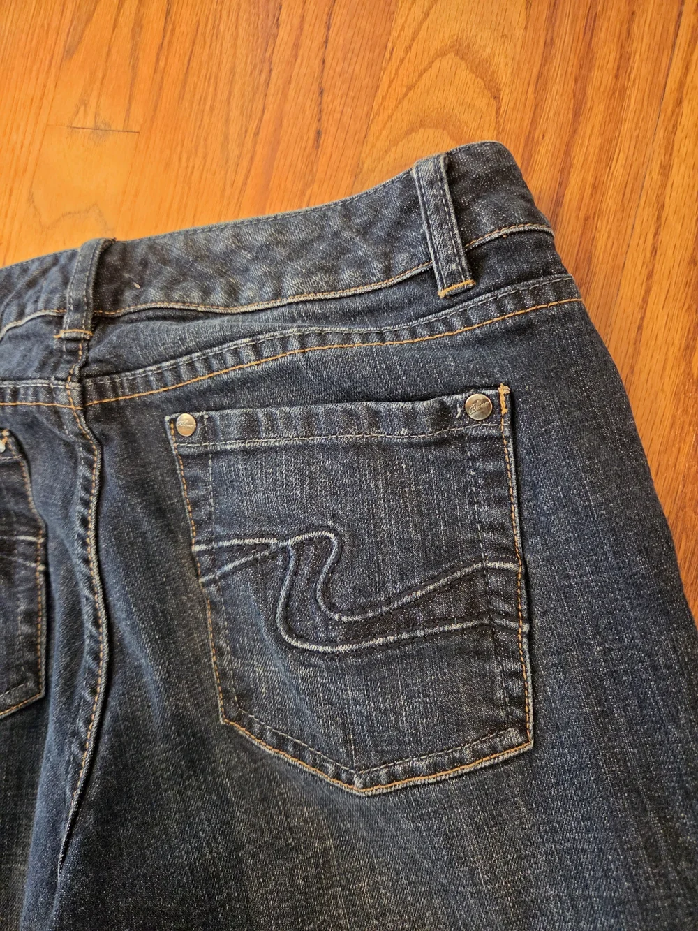 White House Black Market Dark Indigo Boot Leg Blanc Jeans Size: 6S